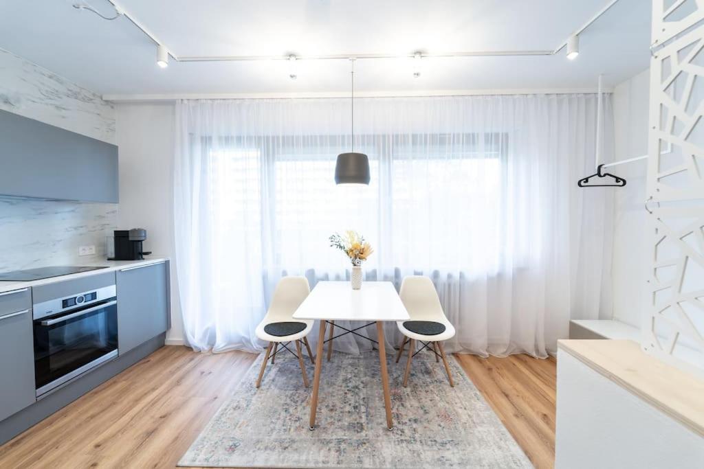 Apartment Mit Balkon Und Privatparkplatz Augsburg Exteriör bild